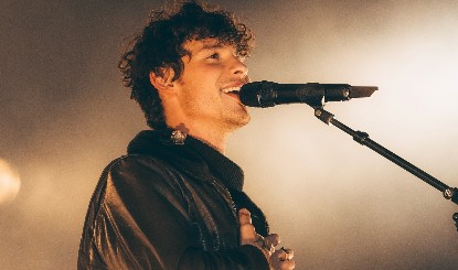 Shawn Mendes मुंबई के स्ट्रीट मार्केट में शॉपिंग करते दिखे, Lollapalooza India 2025 में परफॉर्म करने भारत आए हैं