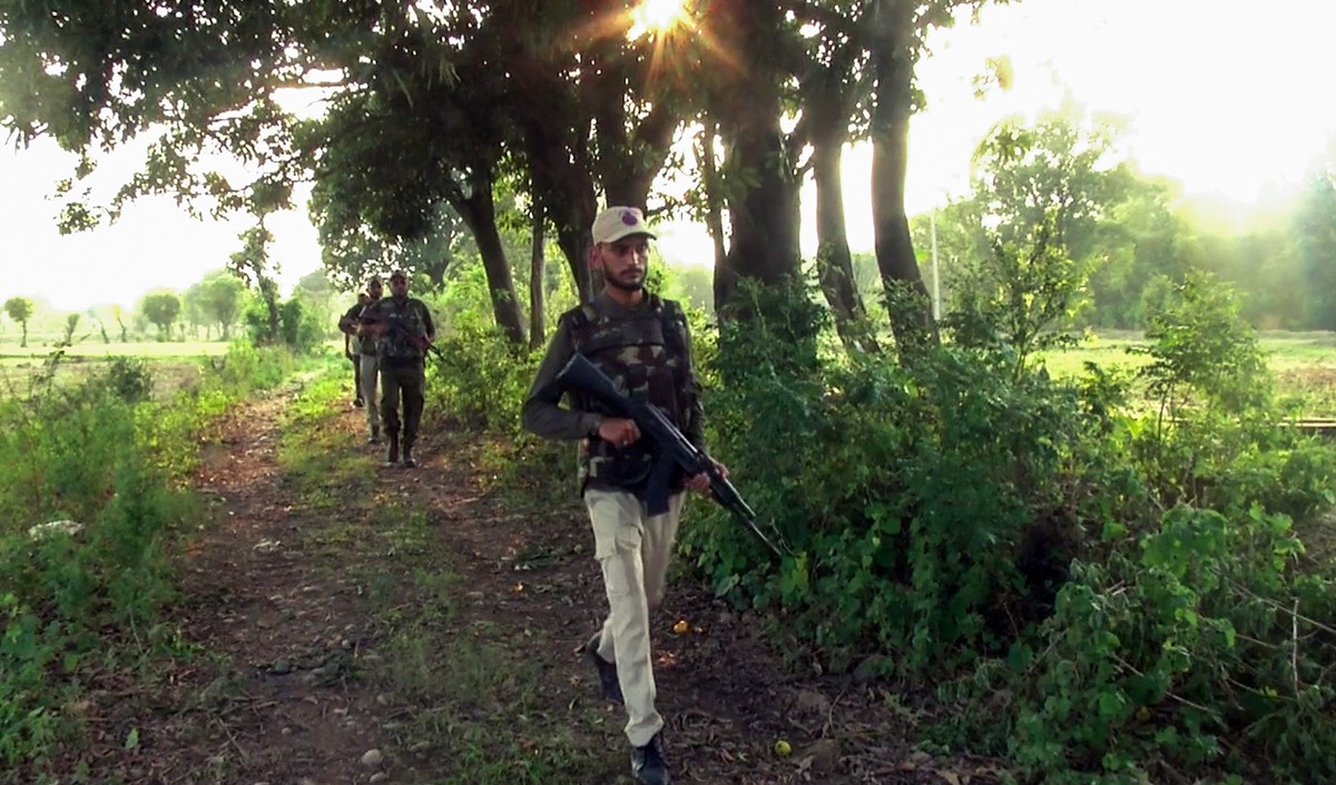 जम्मू-कश्मीर के कठुआ में लापता तीन नागरिकों के मिले शव, जांच में जुटे सुरक्षा बल जम्मू-कश्मीर के कठुआ में लापता तीन नागरिकों के मिले शव, जांच में जुटे सुरक्षा बल