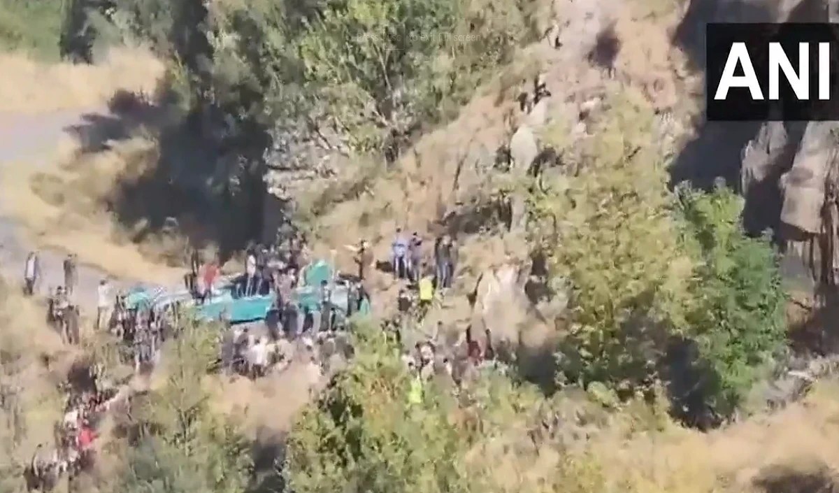 उत्तराखंड में स्कूटी 100 मीटर गहरी खाई में गिरी, तीन लोगों की मौत