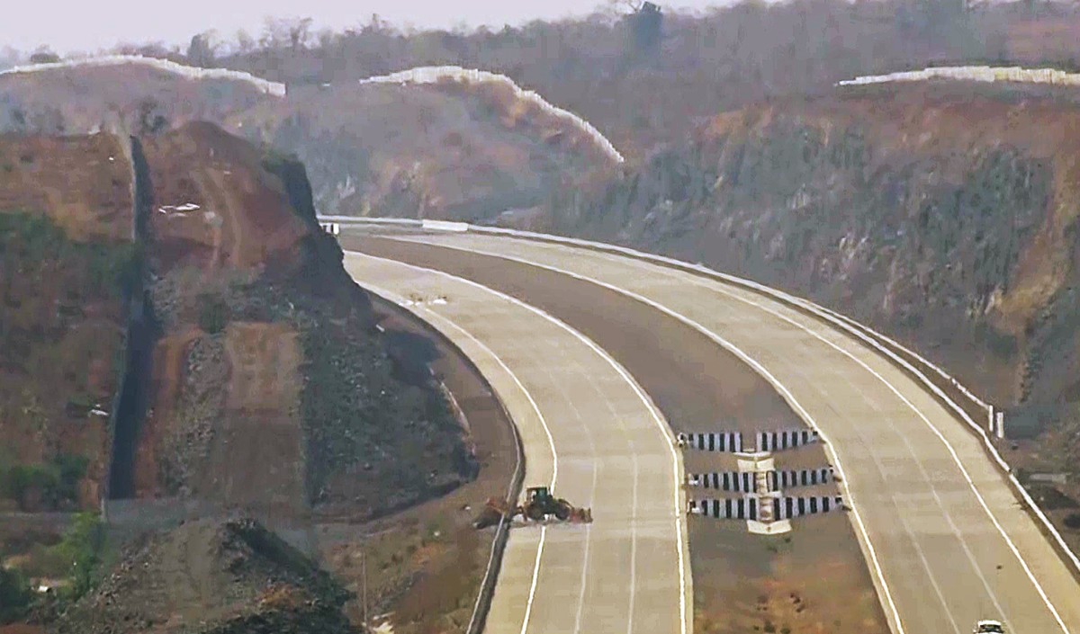 समृद्धि एक्सप्रेसवे पर वाहन पलटने से दो लोगों की मौत, 13 घायल