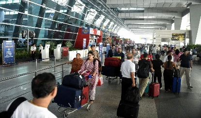 प्रतिकूल मौसम के कारण दिल्ली हवाई अड्डे पर 15 से अधिक उड़ानों का मार्ग बदला गया