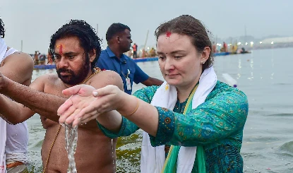 पवन कल्याण की पत्नी ने तिरुमला मंदिर में अपने बाल अर्पित किए