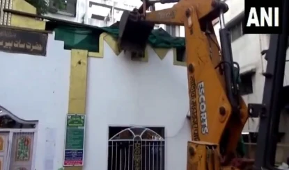 भारी बवाल के बीच नासिक में अवैध दरगाह पर चला बुलडोजर, पुलिस पर पथराव, 21 घायल