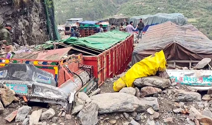 Jammu-Kashmir Heavy Rain | जम्मू कश्मीर में भारी बारिश और आंधी तूफान ने मचाई तबाही, सड़के हुई लॉक, मलबे में दबे ट्रक... भूस्खलन में तीन लोगों की मौत