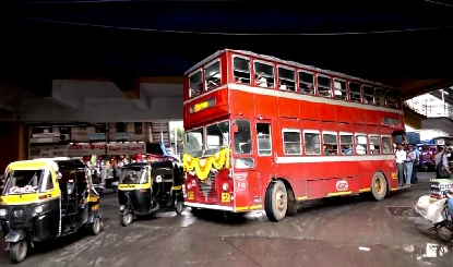 Bus में कपल पीछे बना रहा था शारीरिक संबंध, शख्स ने बना लिया वीडियो, जानें फिर क्या हुआ