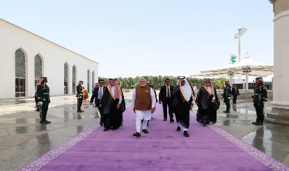 PM Modi Saudi Arabia Visit: पीएम मोदी के एयरपोर्ट पर उतरते ही 21 तोपों की सलामी के साथ गूंजा ऐ वतन, ऐ वतन गीत, लोगों ने 'मोदी, मोदी' के नारे लगाए