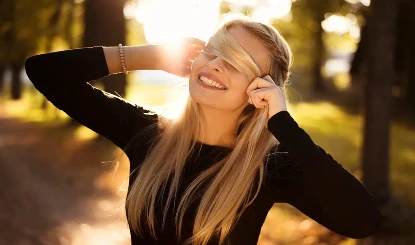Laughter Therapy Benefits: इम्यूनिटी बढ़ाने और तनाव खत्म करने में मदद करता है लाफ्टर थेरेपी, यहां जानिए इसके फायदे