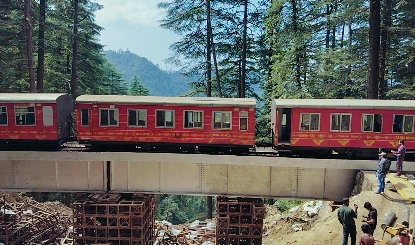 दार्जिलिंग की पहाड़ियों में टॉय ट्रेन का इंजन पटरी से उतरा, कोई हताहत नहीं