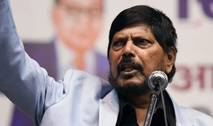 पाकिस्तान अगर पीओके नहीं देता, तो भारत को युद्ध की घोषणा करनी चाहिए: अठावले