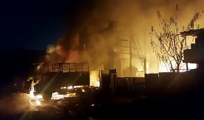 Maharashtra के बांद्रा के मॉल में लगी भीषण आग, शोरूम जलकर हुआ खाक, घटनास्थल पर पहुंची Fire Brigade की सात गाड़ियां