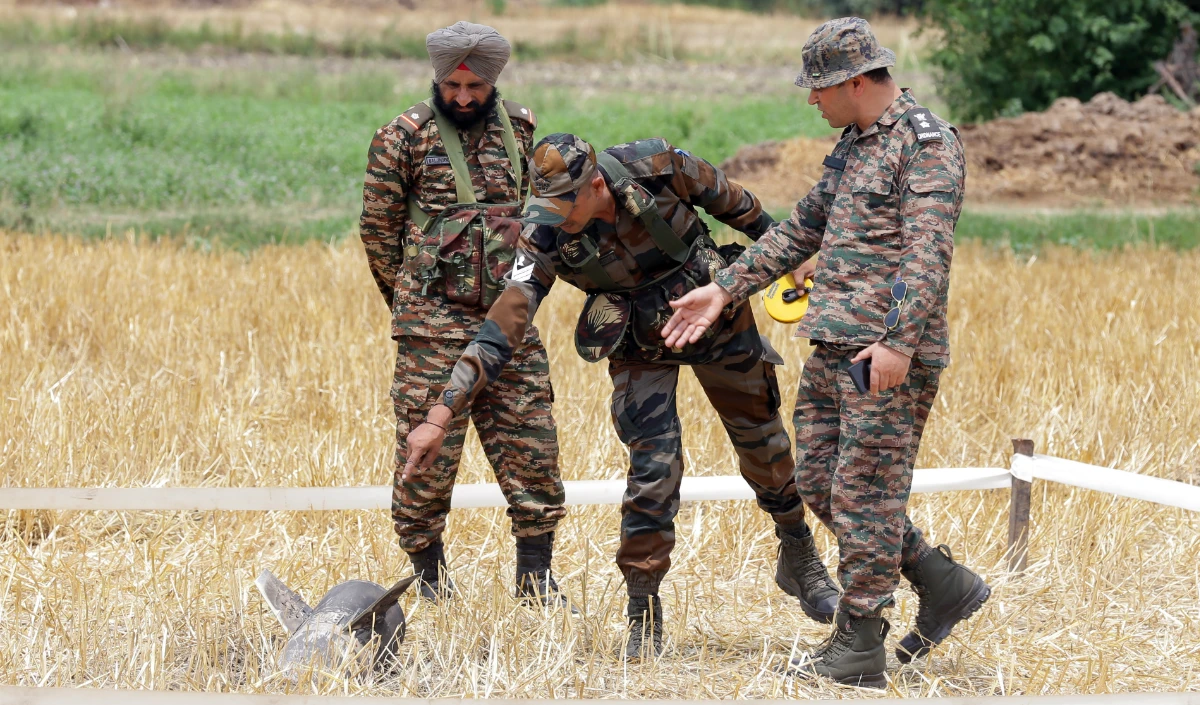 India Pakistan Conflict | अमृतसर के खासा कैंट पर पाकिस्तान गिराने जा रहा था हथियारबंद ड्रोन, भारतीय सेना ने हवा में ही किया नष्ट- Video