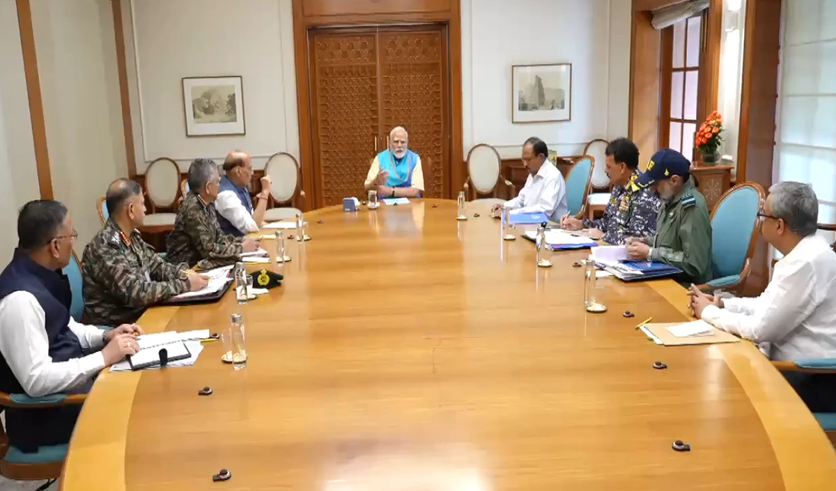 पीएम मोदी ने राजनाथ सिंह के साथ की हाई लेवल मीटिंग, CDS और तीनों सेना प्रमुख भी रहे ...
