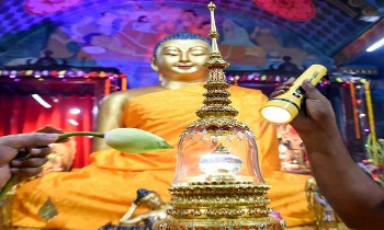 बुद्ध पूर्णिमा के अवसर पर पूजा-अर्चना करते श्रद्धालु