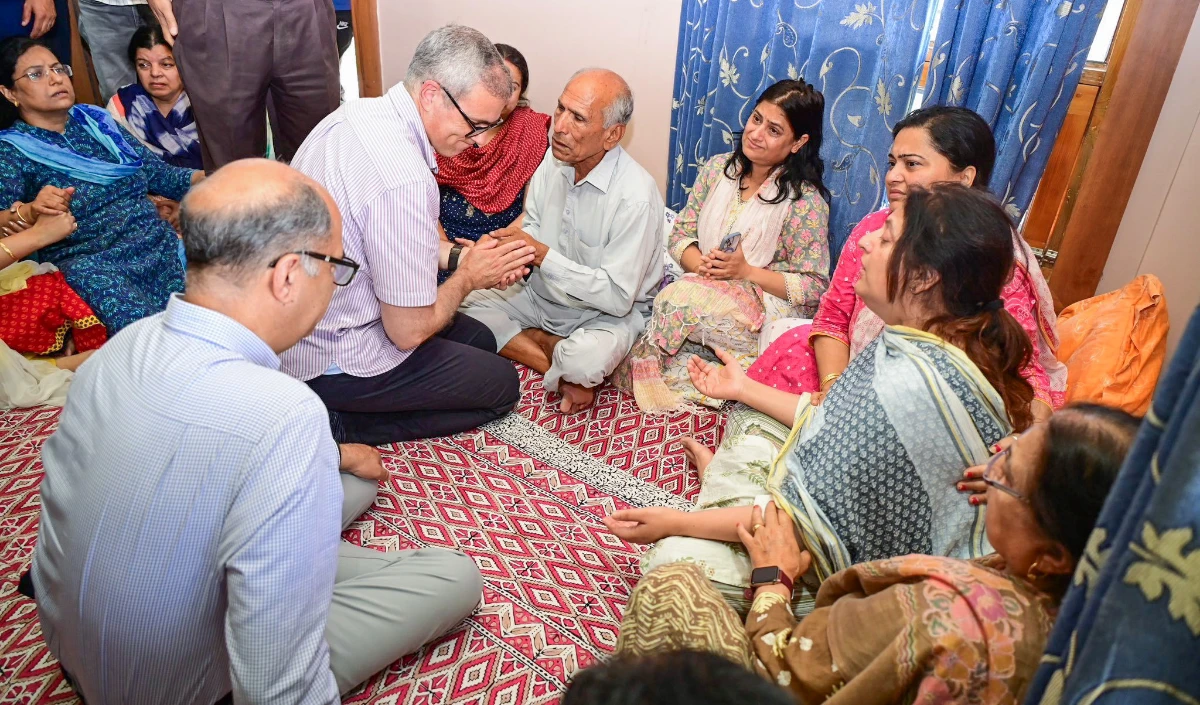 उमर अब्दुल्ला ने पुंछ के गोलाबारी प्रभावित क्षेत्रों का किया दौरा, लोगों की सुरक्षा ...