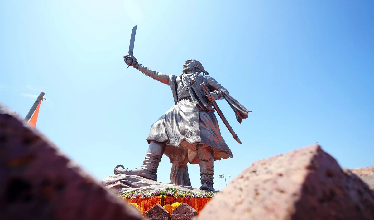 महाराष्ट्र के सिंधुदुर्ग किले पर लगाई गई शिवाजी महाराज की 91 फीट की सबसे ऊंची प्रतिमा,  CM ने किया अनावरण