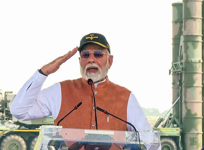 पीएम मोदी ने आदमपुर एयर बेस पर सैनिकों को किया संबोधित