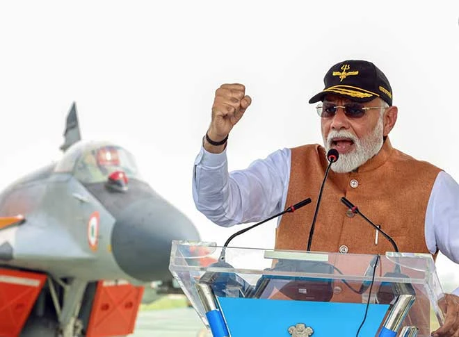 पीएम मोदी ने आदमपुर एयर बेस पर सैनिकों को किया संबोधित