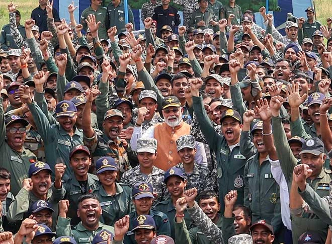 पीएम मोदी ने आदमपुर एयर बेस पर सैनिकों को किया संबोधित