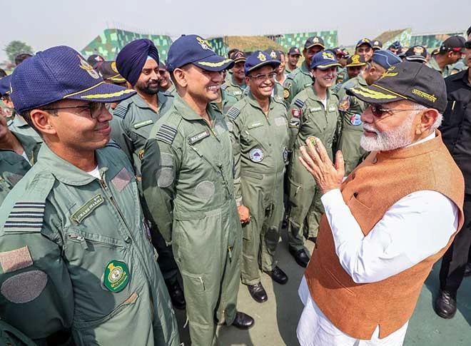 पीएम मोदी ने आदमपुर एयर बेस पर सैनिकों को किया संबोधित