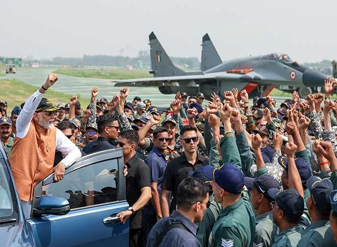 पीएम मोदी ने आदमपुर एयर बेस पर सैनिकों को किया संबोधित