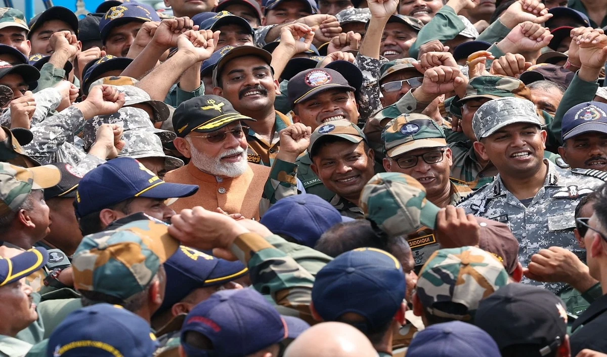 ऑपरेशन सिंदूर के बाद सैनिकों के बीच पहुंचे पीएम मोदी, आदमपुर एयरबेस पर की मुलाकात