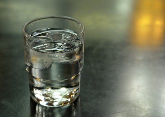 Copper Pot Water: तांबे के बर्तन में पानी पीने से मिलते हैं गजब के फायदे, बस इन बातों को न करें इग्नोर