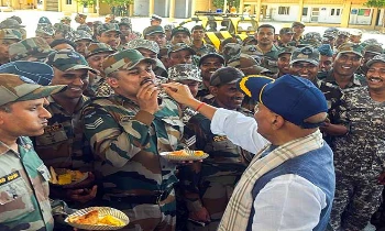 रक्षा मंत्री राजनाथ सिंह ने भुज वायुसेना स्टेशन का किया दौरा