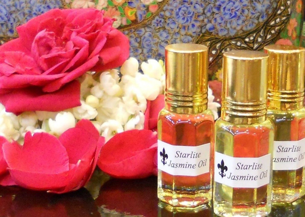 Jasmine Oil: प्रकृति का खजाना कहा जाता है चमेली का तेल, ऐसे करें अपने रूटीन में शामिल