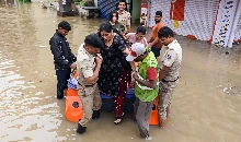 बेंगलुरु में करंट लगने से दो लोगों की मौत, बारिश से जुड़ी घटनाओं में मरने वालों की संख्या तीन हुई