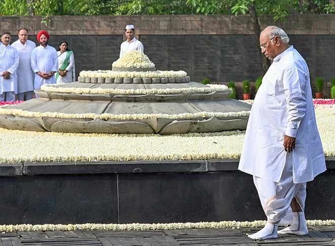 राहुल गांधी ने दी अपने पिता को श्रद्धांजलि