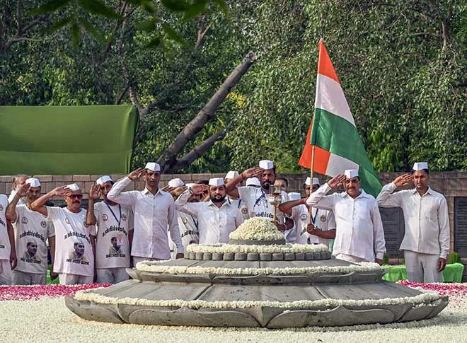 राहुल गांधी ने दी अपने पिता को श्रद्धांजलि