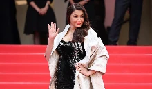Cannes 2025 | सिंदूर वाले इंडियन लुक के बाद वेस्टर्न बनीं Aishwarya Rai Bachchan! काले स्ट्रैपलेस गाउन में रेड कार्पेट पर उतरी