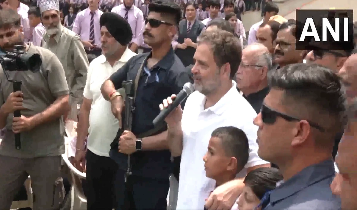 पुंछ में पीड़ितों से मिले राहुल गांधी, बच्चों का बढ़ाया हौसला, बोले- अब डरने की जरूरत नहीं