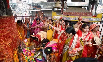 वट सावित्री व्रत की पूजा करती महिलाएं