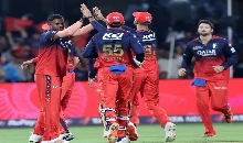 पूर्व क्रिकेटर ने की बड़ी भविष्यवाणी, कहा- पूरी कायनात आरसीबी को आईपीएल ट्रॉफी जिताने में लगी है 
