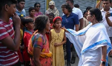 दंगाई बाहर से लाए गए, उनके उकसावे में नहीं आएं... मुर्शिदाबाद पीड़ित परिवारों से मुलाकात के बाद बोलीं ममता