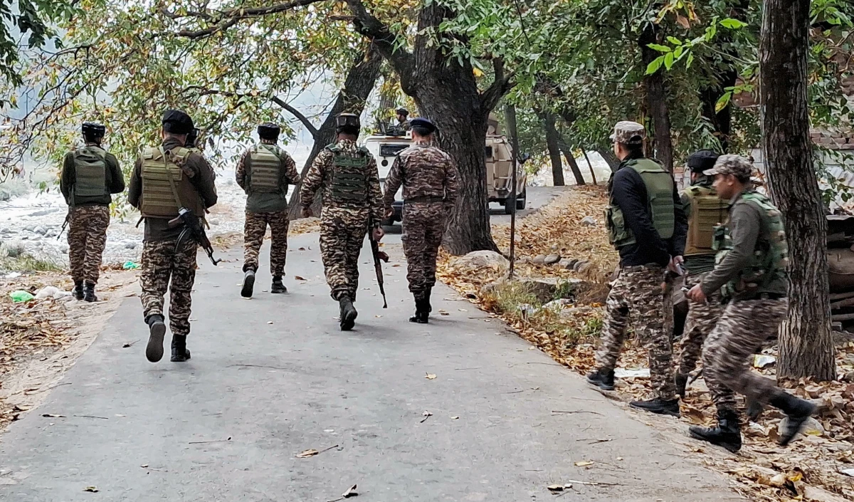 Kashmir Terrorist Search Operation | सुरक्षा बलों को मिली कामयाबी, बडगाम में चेकपॉइंट पर हथियार और ग्रेनेड के साथ दो आतंकी सहयोगी गिरफ्तार