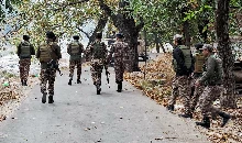 Kashmir Terrorist Search Operation | सुरक्षा बलों को मिली कामयाबी, बडगाम में चेकपॉइंट पर हथियार और ग्रेनेड के साथ दो आतंकी सहयोगी गिरफ्तार
