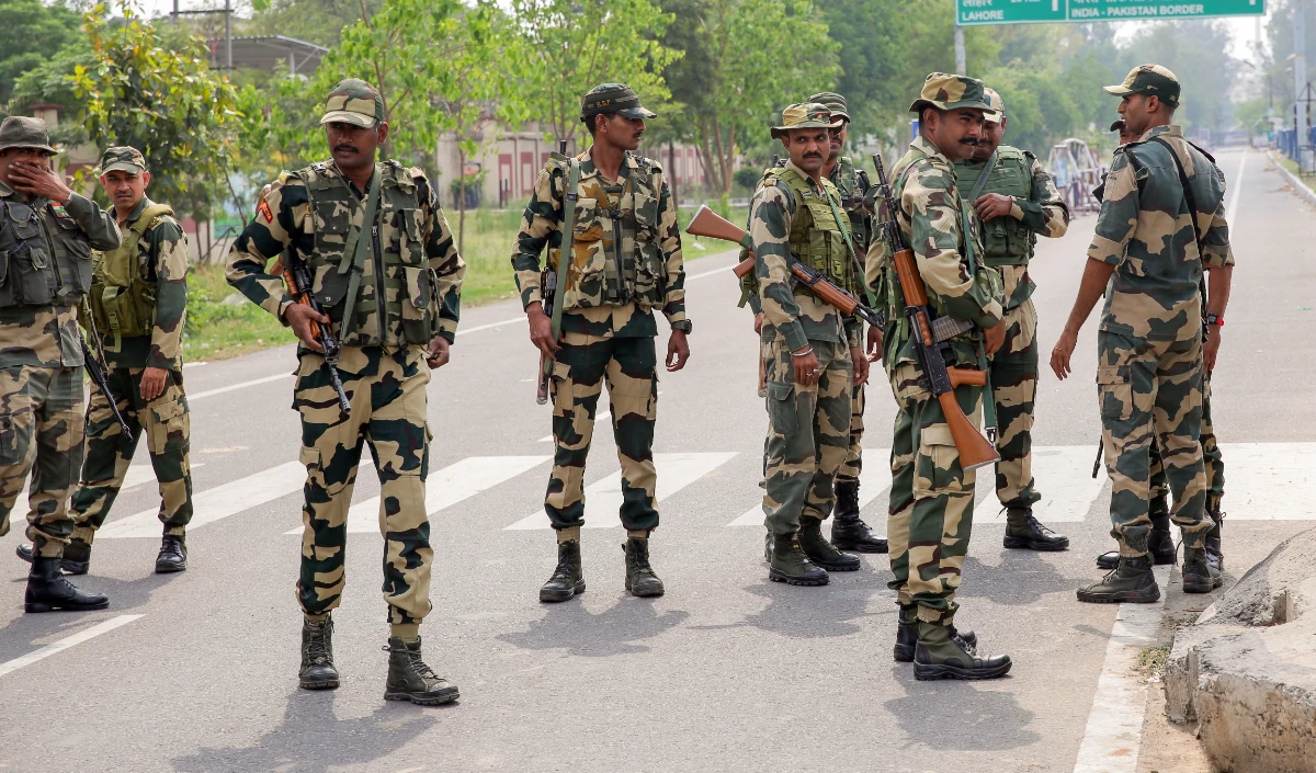 भारत-पाक तनाव के बीच अमृतसर के गांव में मिसाइल का मलबा मिला, भारतीय सेना मौके पर पहुंची