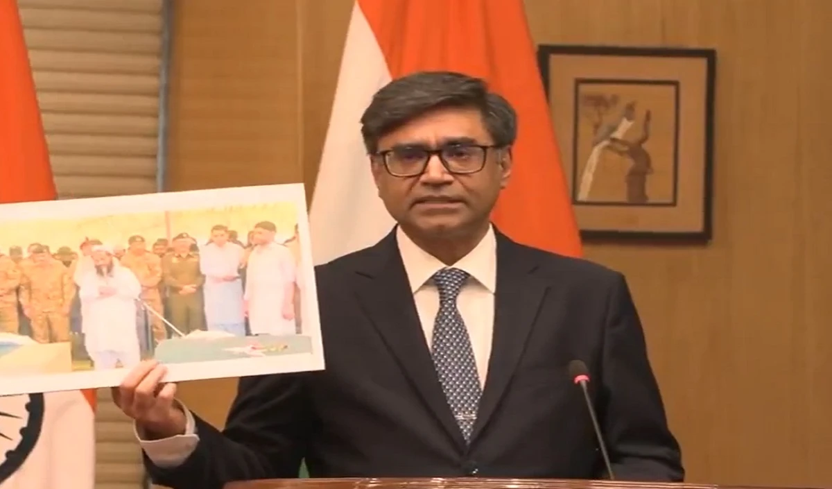आतंकियों के जनाजे में PAK सेना अफसर, तस्वीर दिखाते हुए विदेश सचिव ने पाकिस्तान की पूरी पोल पट्टी खोल दी