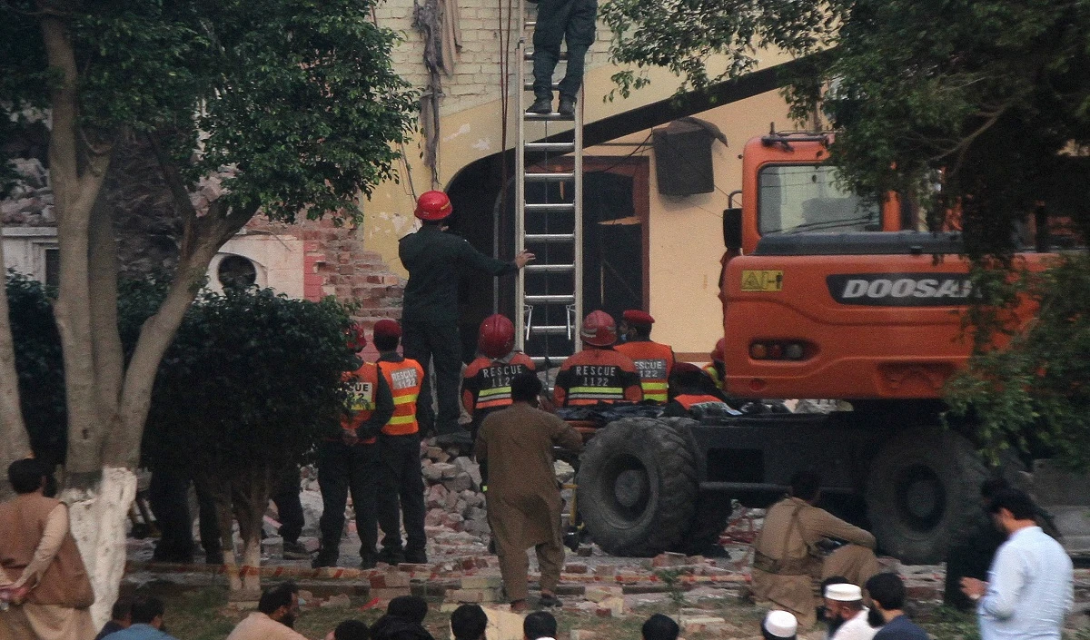 Lahore Defense System Hit: भारत ने पाकिस्तान को दिया एक और तगड़ा झटका, जवाबी कार्रवाई में तबाह हुआ लाहौर का एयर डिफेंस सिस्टम