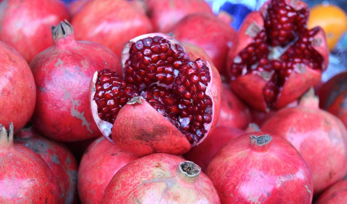 Health Tips: अनार के साथ ना खाएं ये चीजें, सेहत को हो सकता है खतरा news image