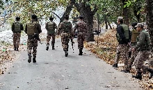  राजौरी-पुंछ सेक्टर में LoC पर बह रहा मासूमों का खून! पाकिस्तान की तरफ से तोपों से फायरिंग, भारतीय सेना ने भी दुश्मन की सैन्य चौकियां नष्ट की