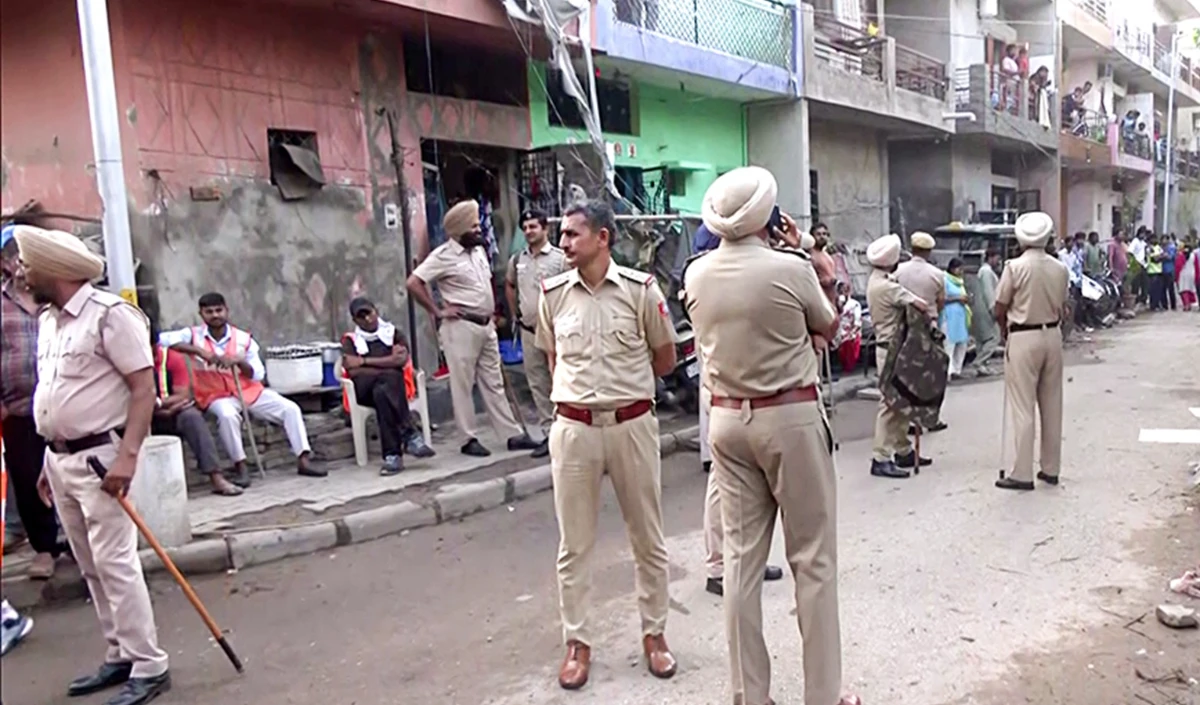 India-Pak Conflict | चंडीगढ़ में हवाई हमले का सायरन बजा, प्रशासन ने जारी किया संदेश, भारतीय वायुसेना स्टेशन पर संभावित हमले की चेतावनी