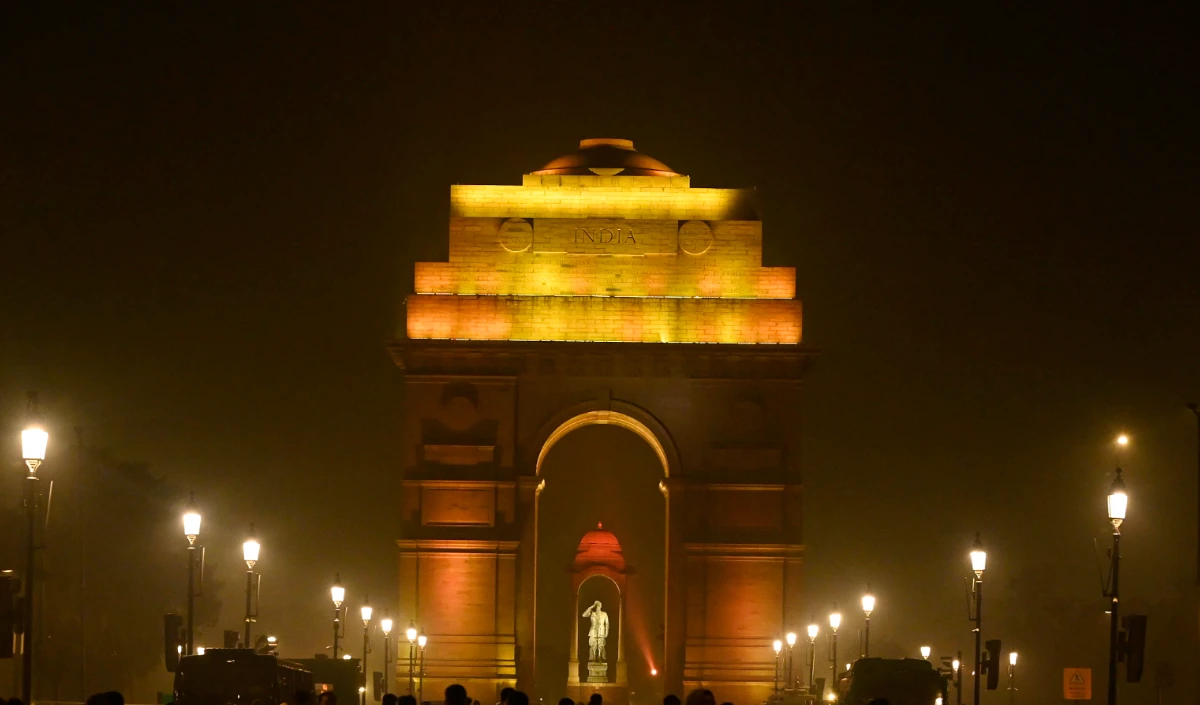 Delhi on Hingh Alert | पाकिस्तान के साथ तनाव बढ़ने के कारण दिल्ली में हाई अलर्ट, सरकारी कर्मचारियों की छुट्टियां रद्द