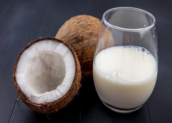 Kitchen Hacks: नारियल की गिरी निकालने के लिए फॉलो करें ये ट्रिक्स, नहीं लगेगी ज्यादा मेहनत