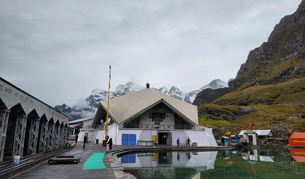 हेमकुंड साहिब यात्रा: जानिए रोमांचक तीर्थयात्रा की पूरी तैयारी! - Hemkund-Sahib-temple-opens-for-2025-pilgrimage news image