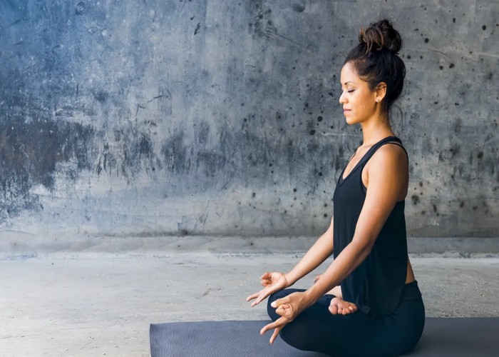 Yoga For Eyes: आंखों की पफीनेस दूर करने के लिए रोजाना करें ये योगासन, Eyesight भी बढ़ेगी