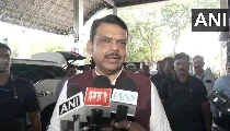 Pune में इंद्रायणी नदी पर पुल ढहा, 20-25 लोग बहे, CM Fadnavis ने लिया संज्ञान