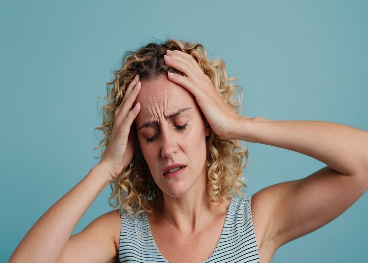 Health Tips: गर्मी में तेज सिरदर्द की समस्या से हैं परेशान तो अपनाएं ये घरेलू उपाय, इन लक्षणों को न करें नजरअंदाज